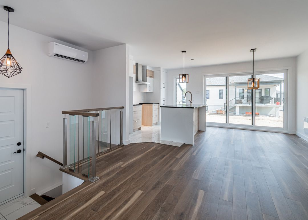Il y a un escalier qui mène au deuxième étage de la maison.