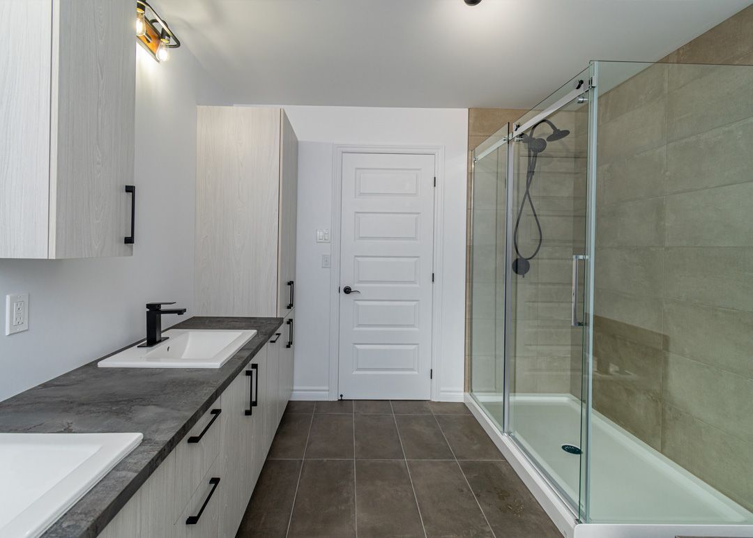 Une salle de bain avec un lavabo et une douche à l'italienne.