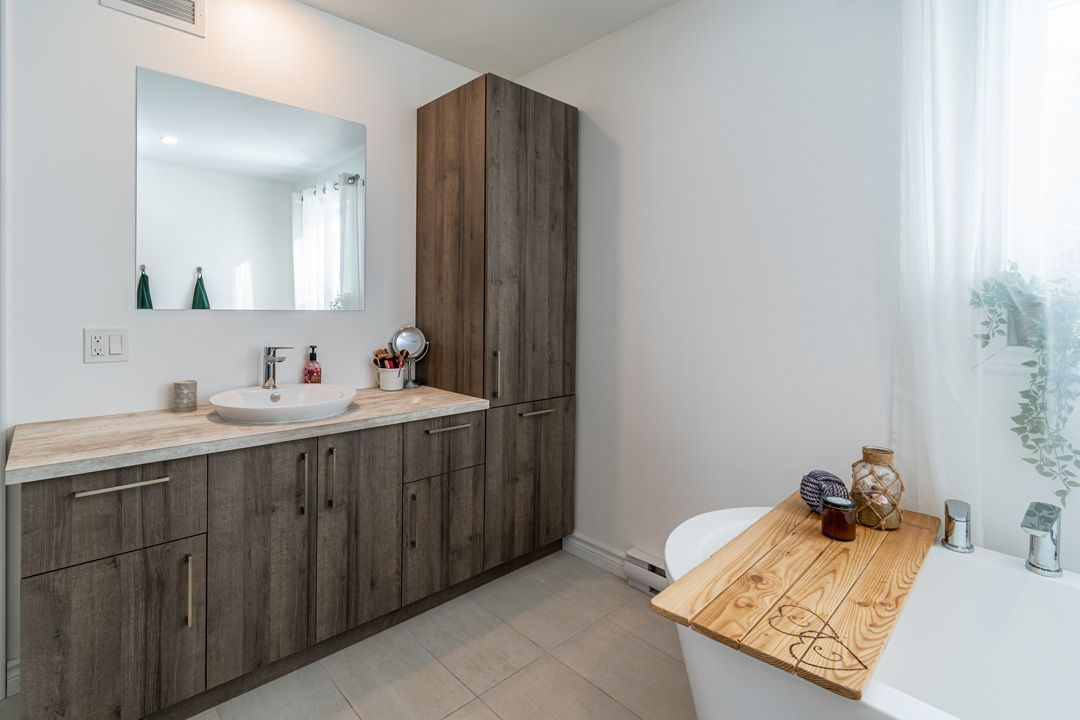 Une salle de bain avec lavabo, toilettes et baignoire.