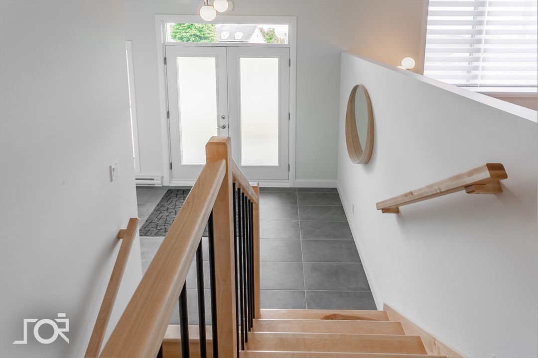 Un escalier en bois menant au deuxième étage d'une maison.