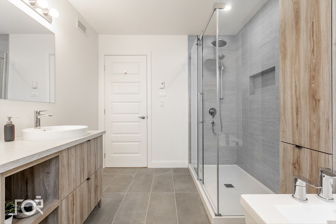 Une salle de bain avec deux vasques et une douche à l'italienne.