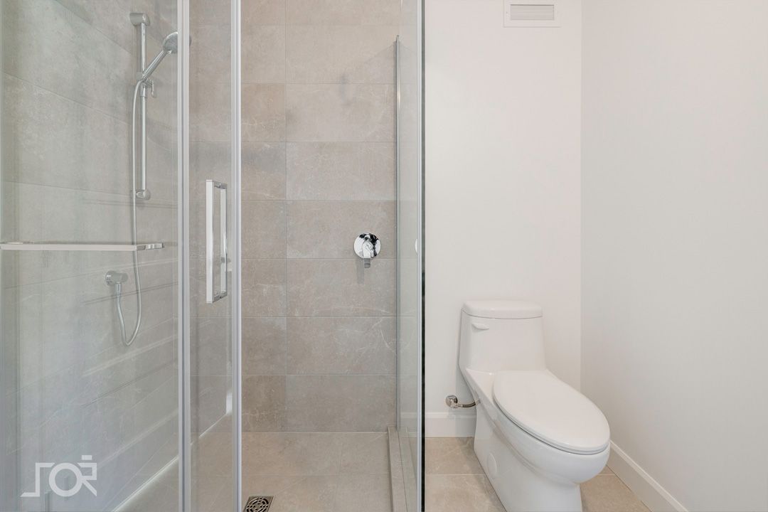 Une salle de bain avec WC et douche à l'italienne
