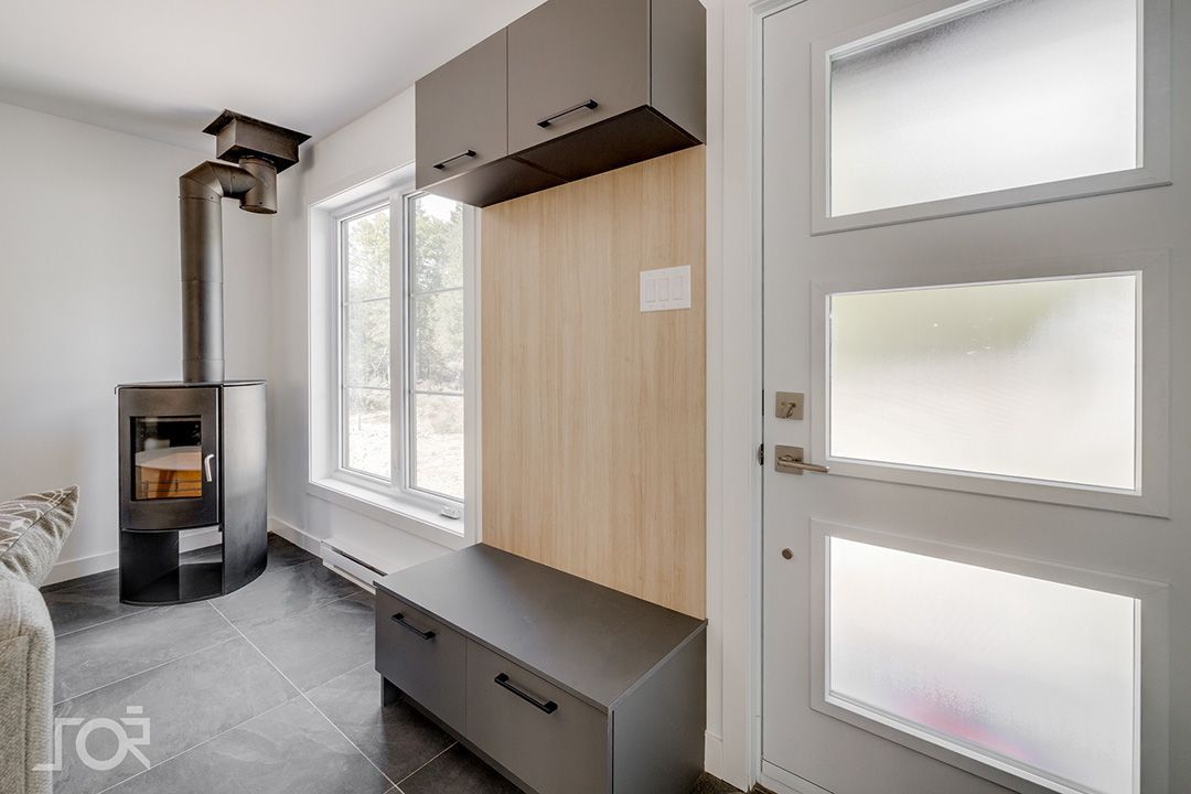 Un salon avec une cheminée et une porte.