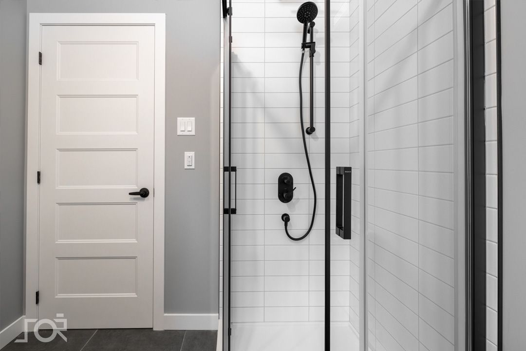 Une salle de bain avec une cabine de douche et une porte.