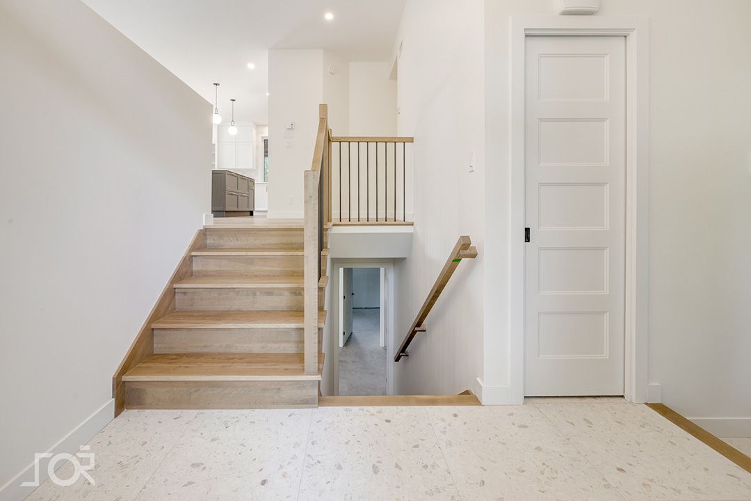 Un escalier menant au deuxième étage d'une maison
