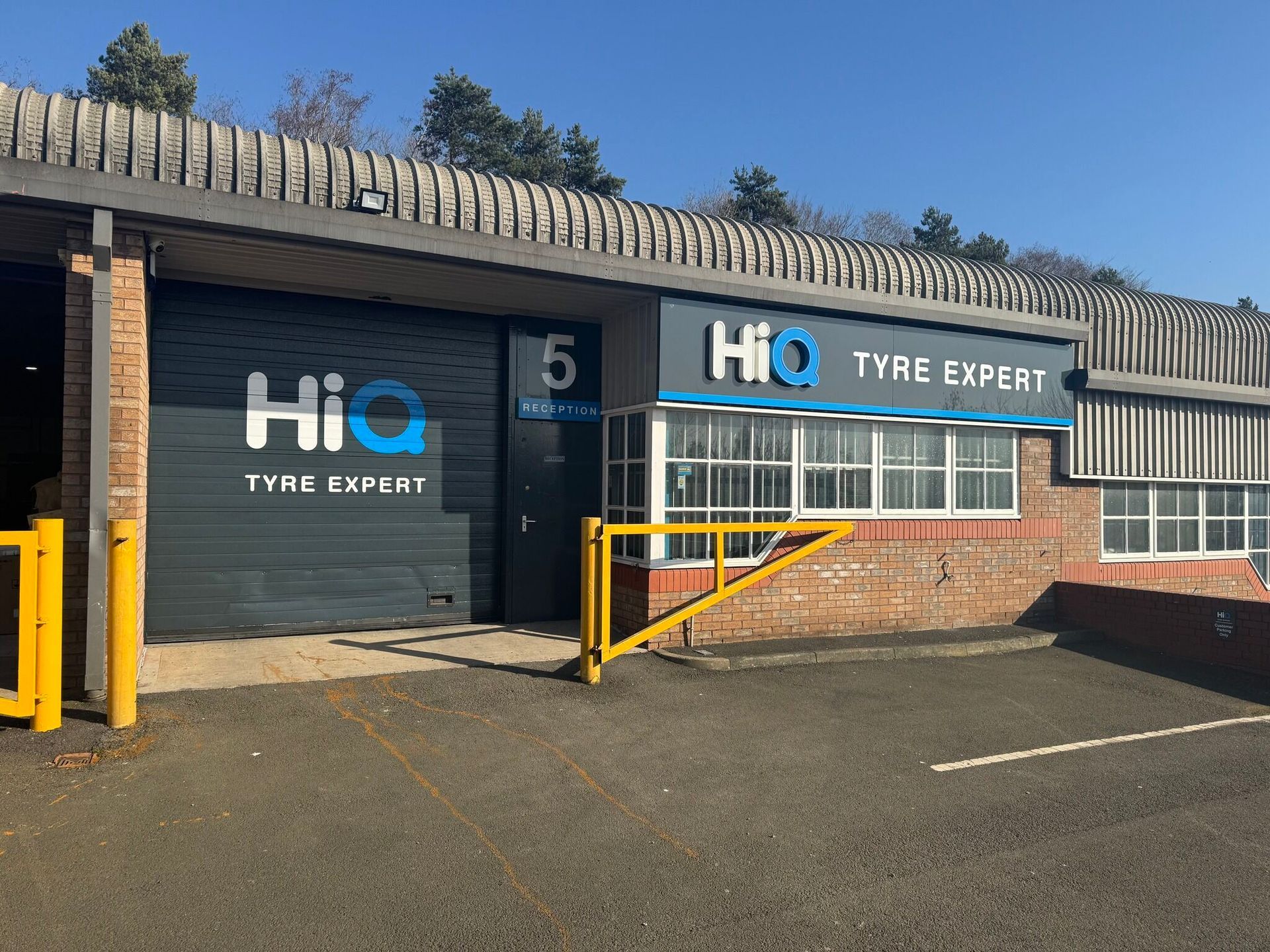A building with a sign that says hq tyre expert