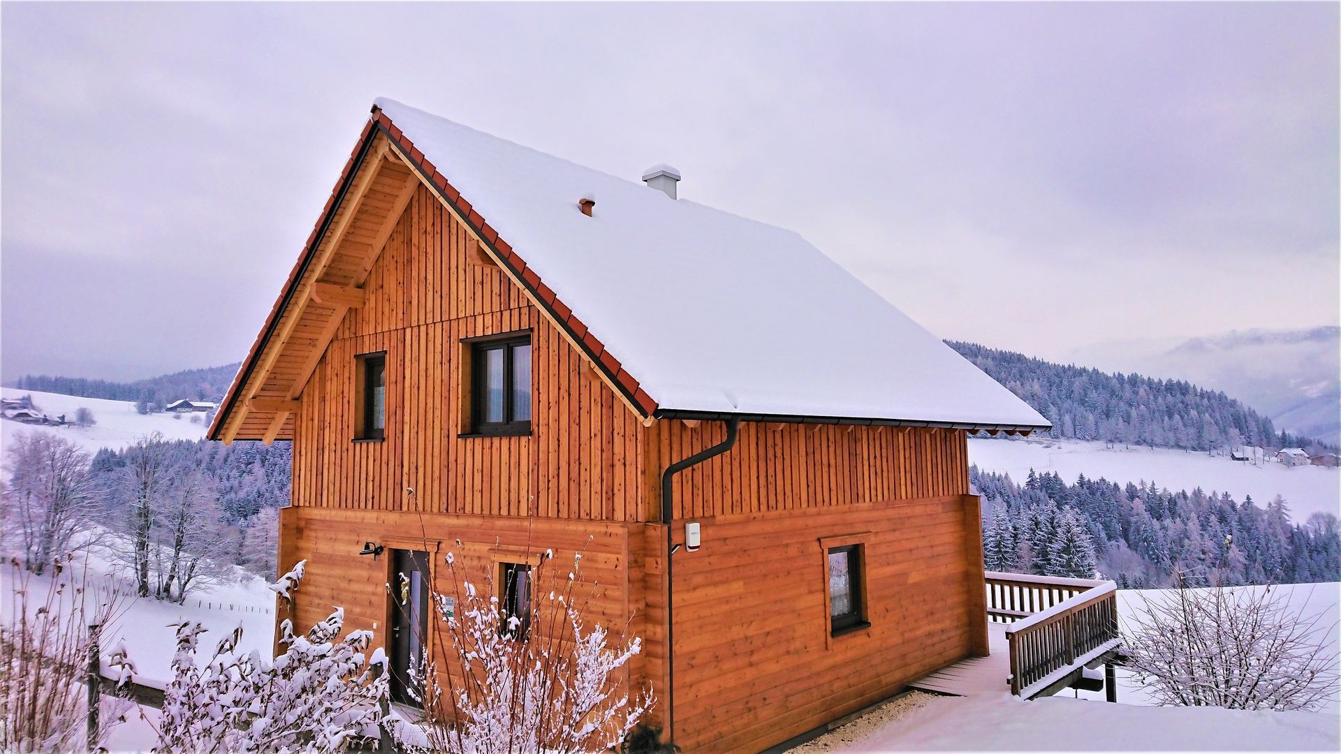Haus von außen im Winter 2