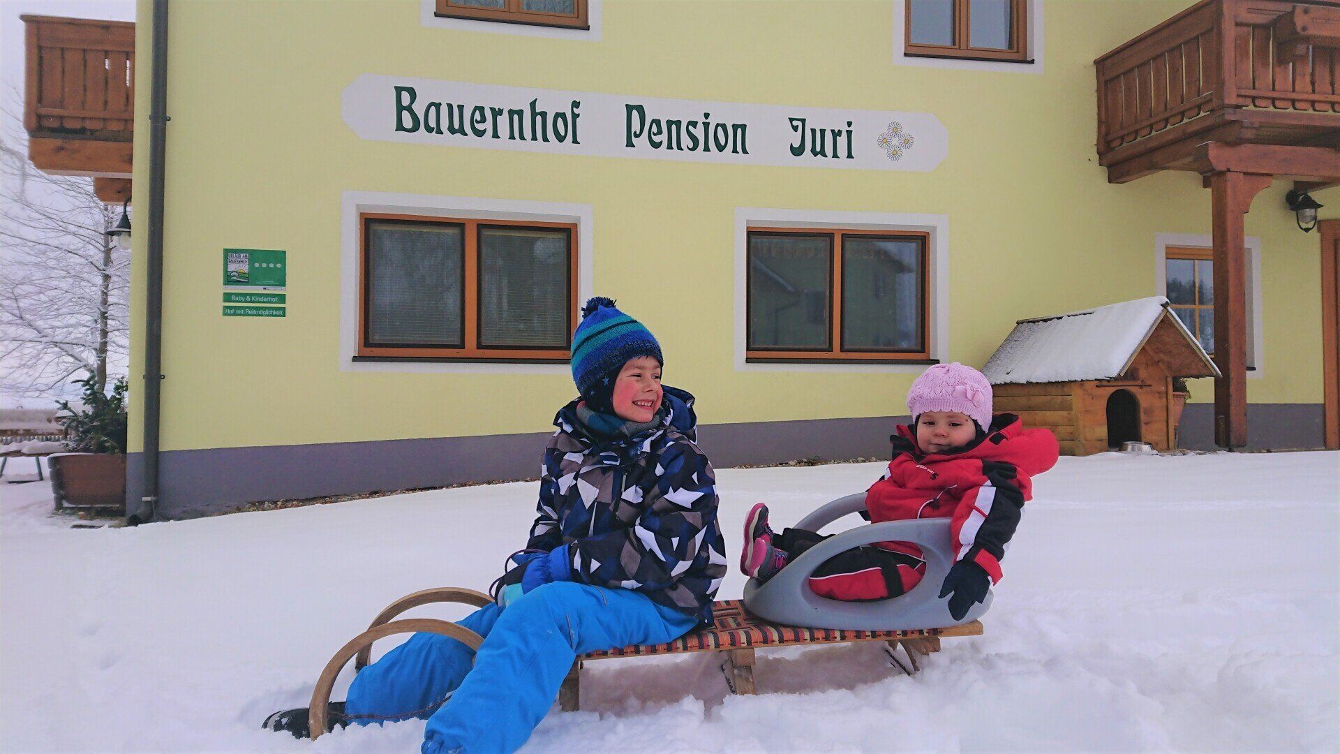 Kinder spielen im Schnee 2