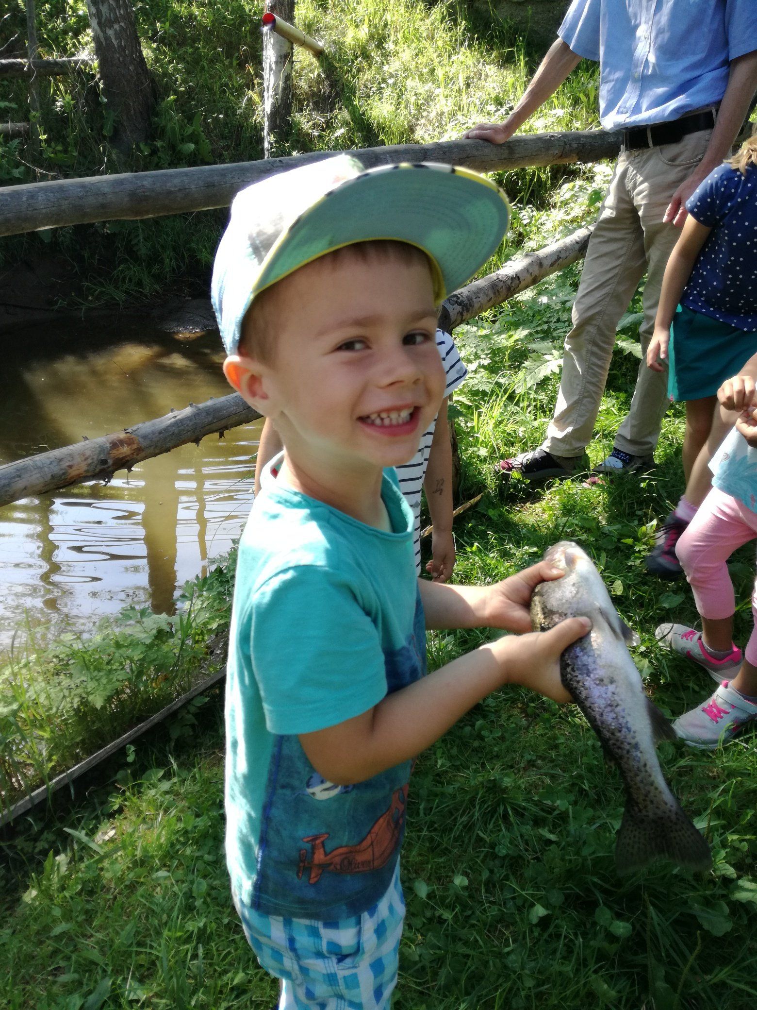 Kind mit Fisch