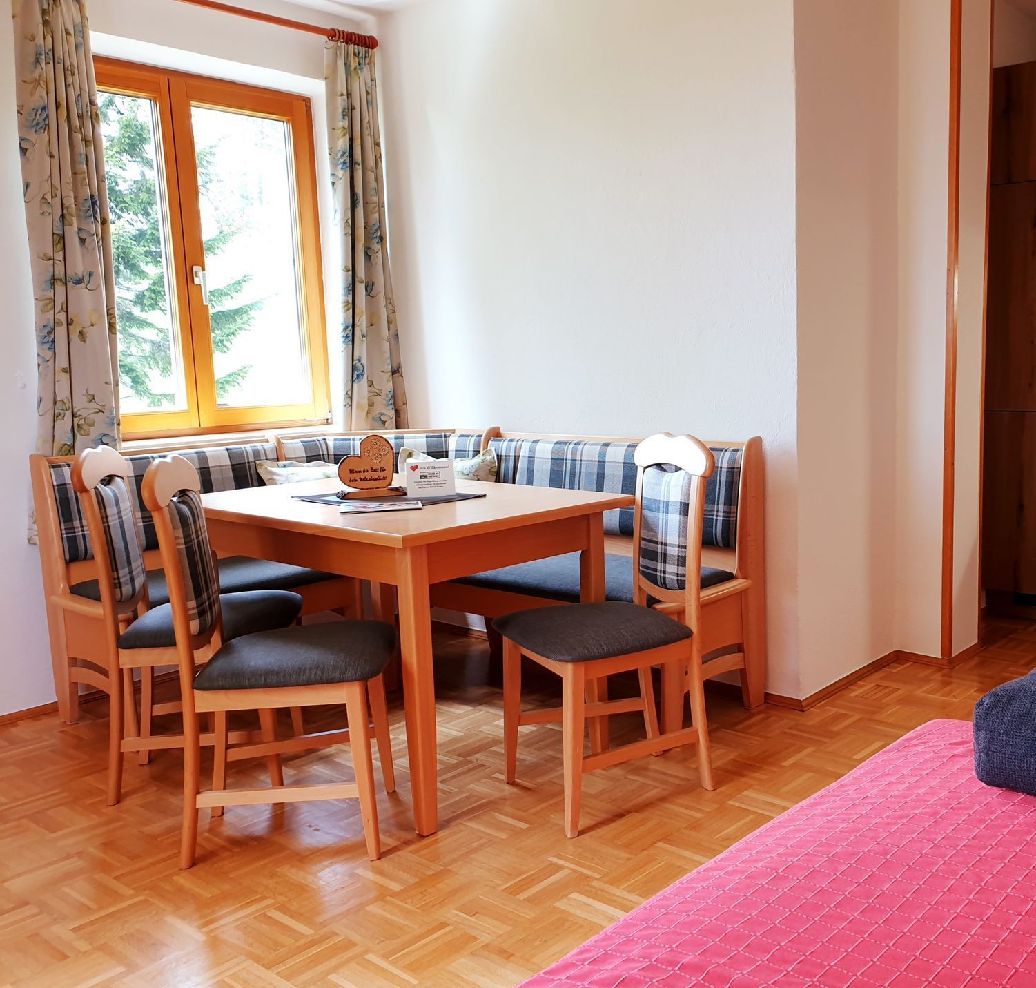 Essbereich mit ausziehbarem Tisch im Apartment