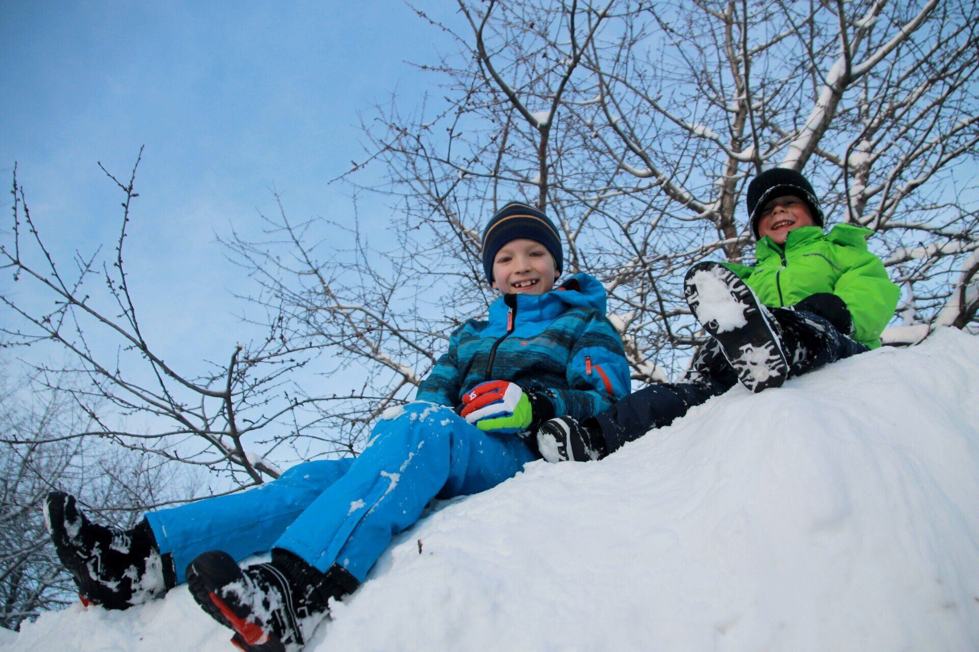 Kinder spielen im Schnee