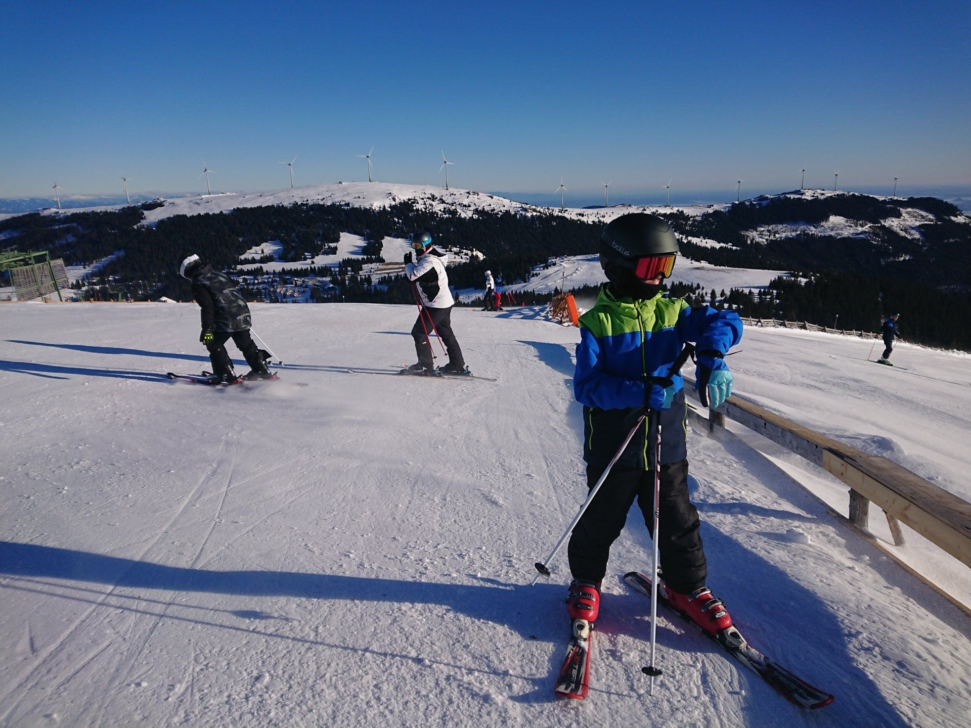 Kind beim Skifahren