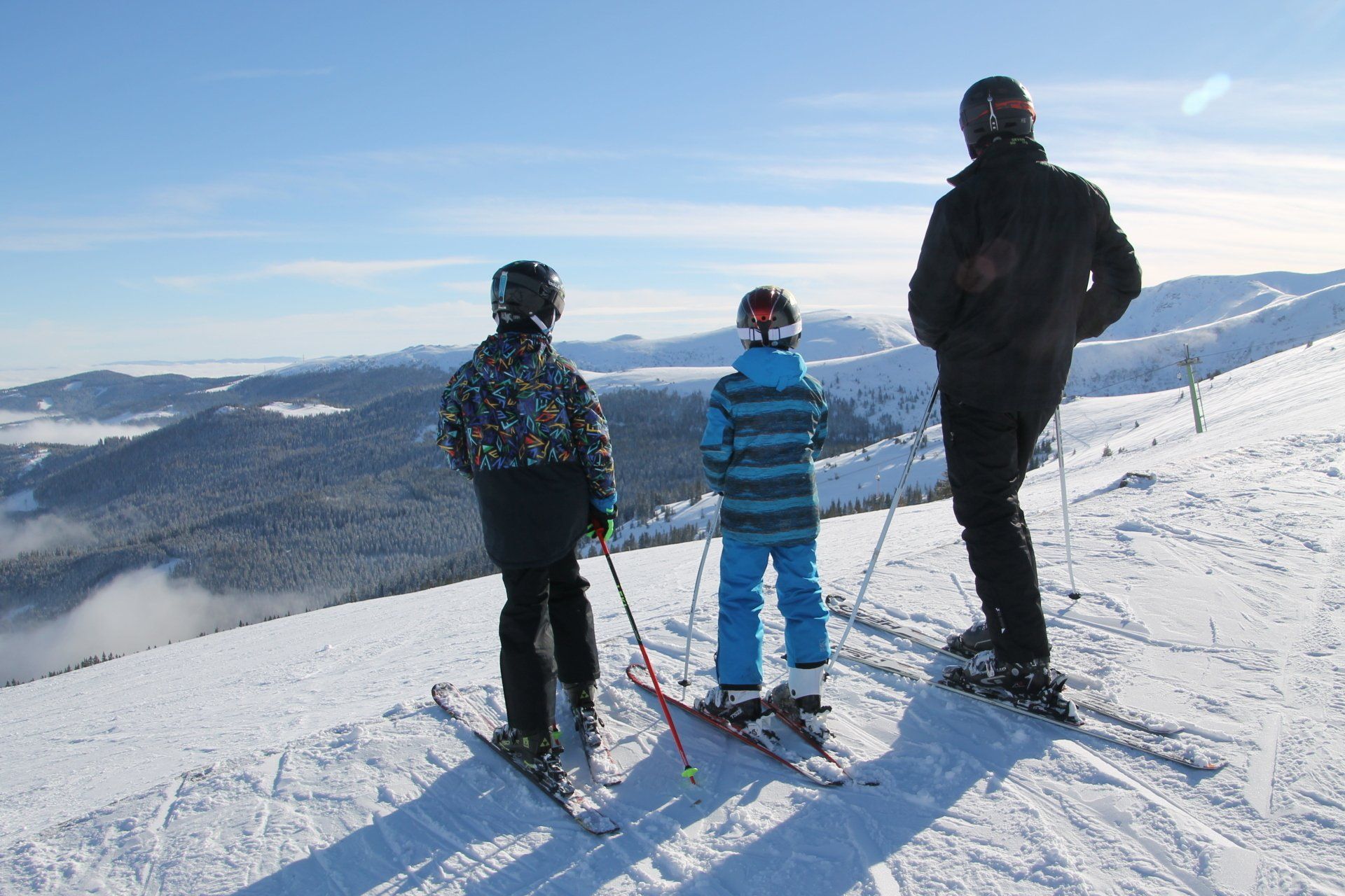 Familie beim Skifahren