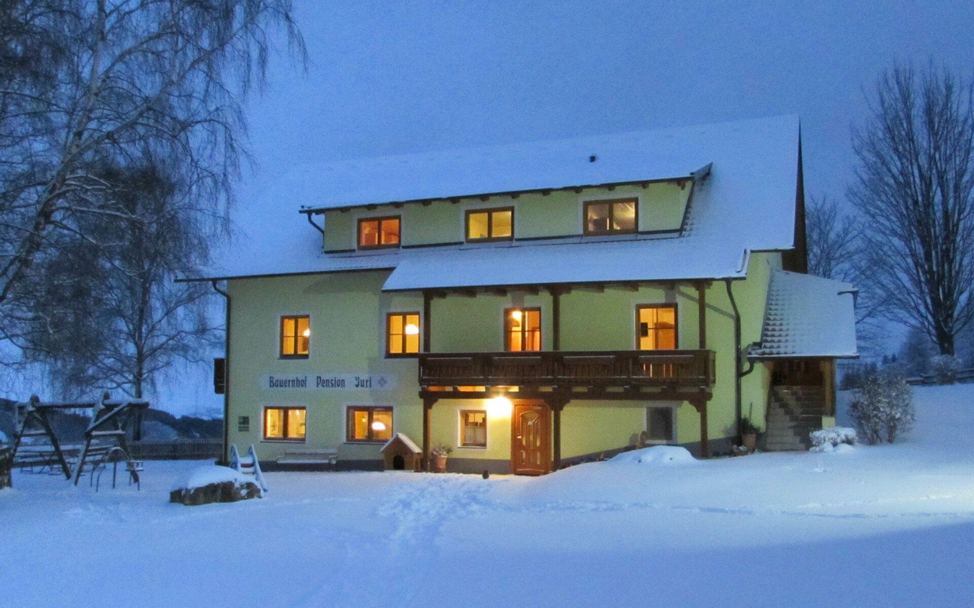 schneebedeckter Jurihof
