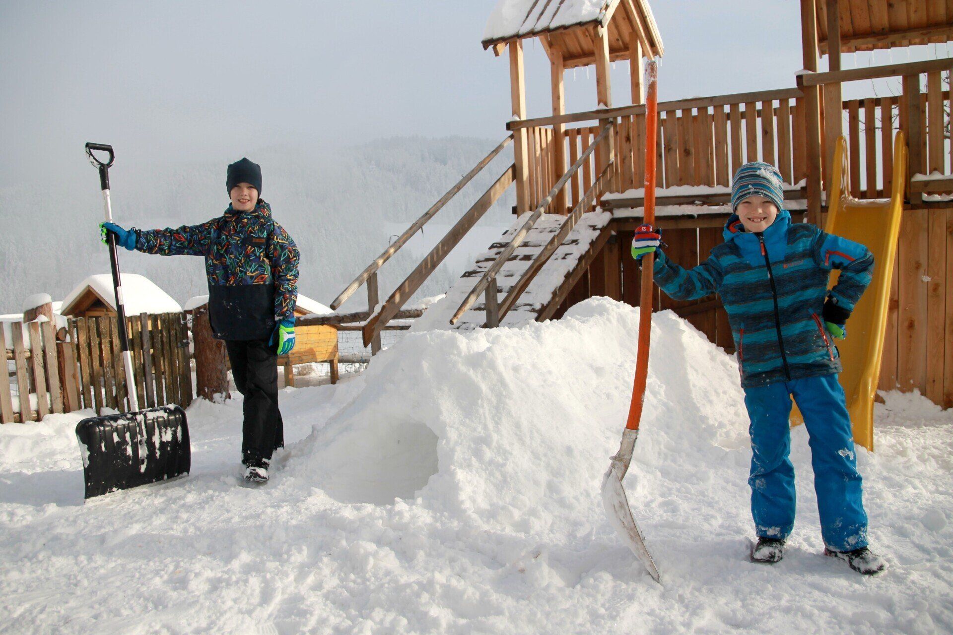 Spielplatz mit Schnee