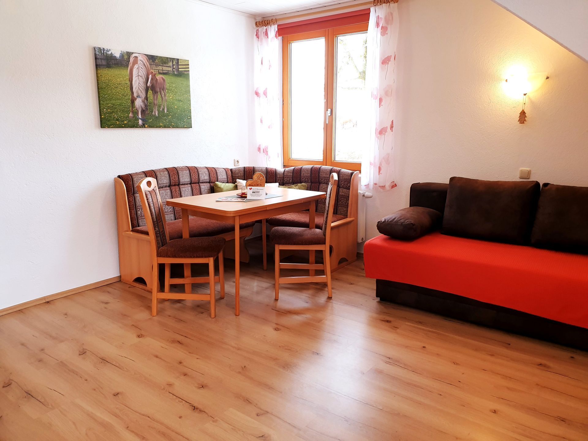 großer Wohnraum im Apartment mit Essecke und Sofa
