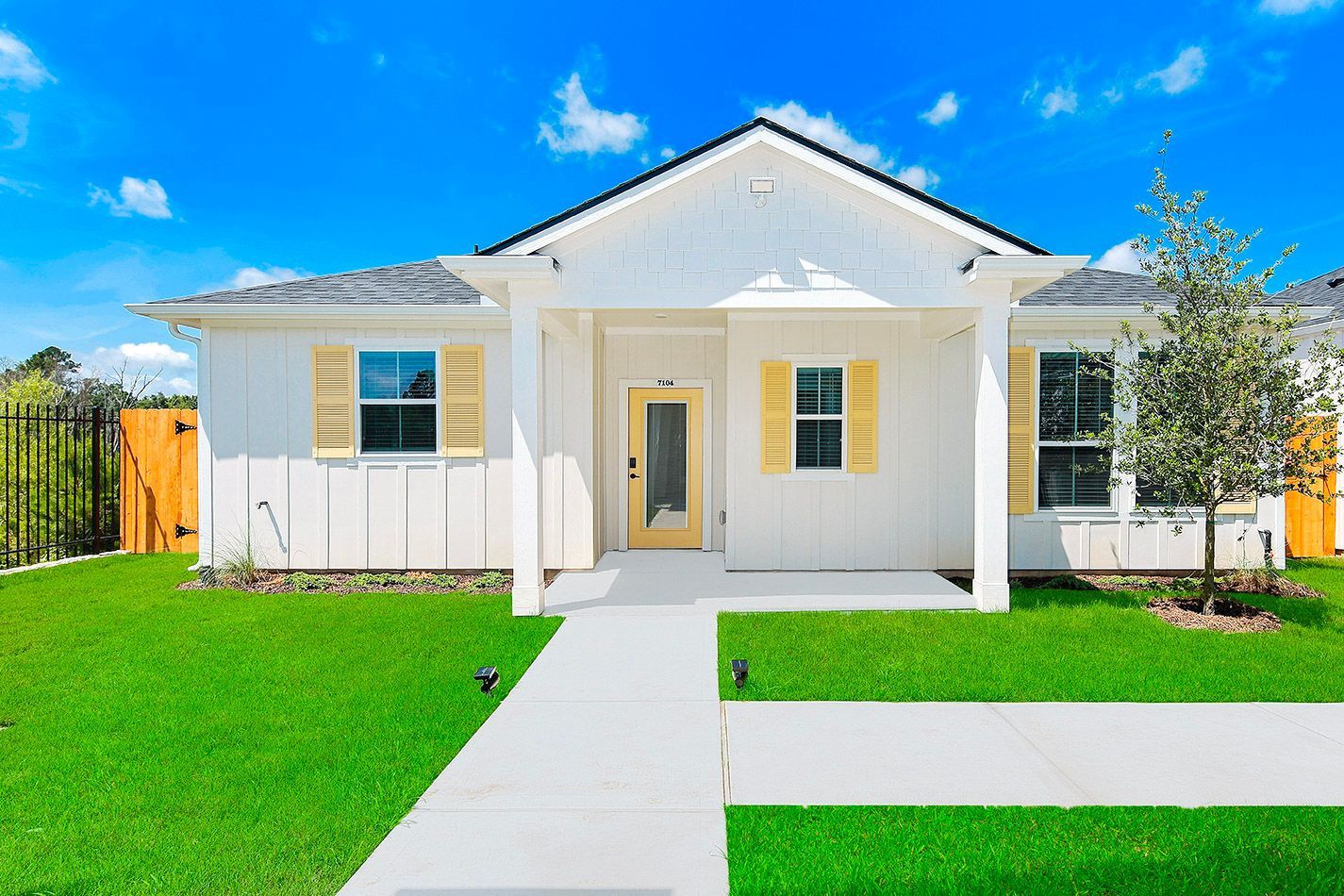 Boardwalk Village cottage home with private yard in Conroe TX