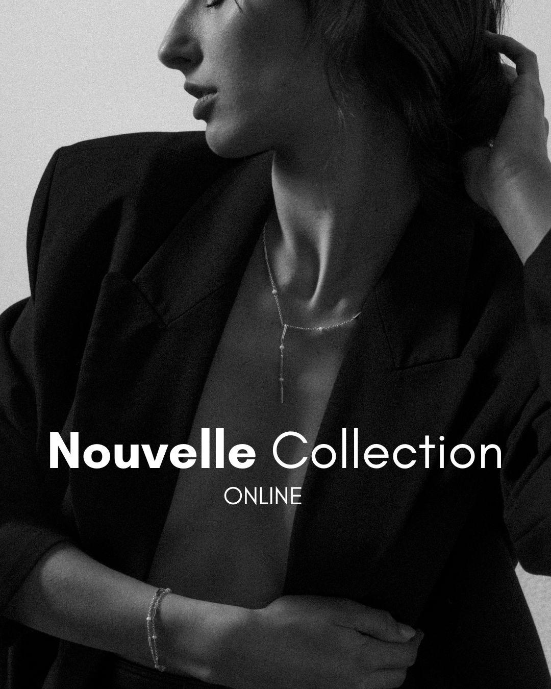 Femme en blazer avec un collier, inscription « Nouvelle Collection EN LIGNE ». Noir et blanc.