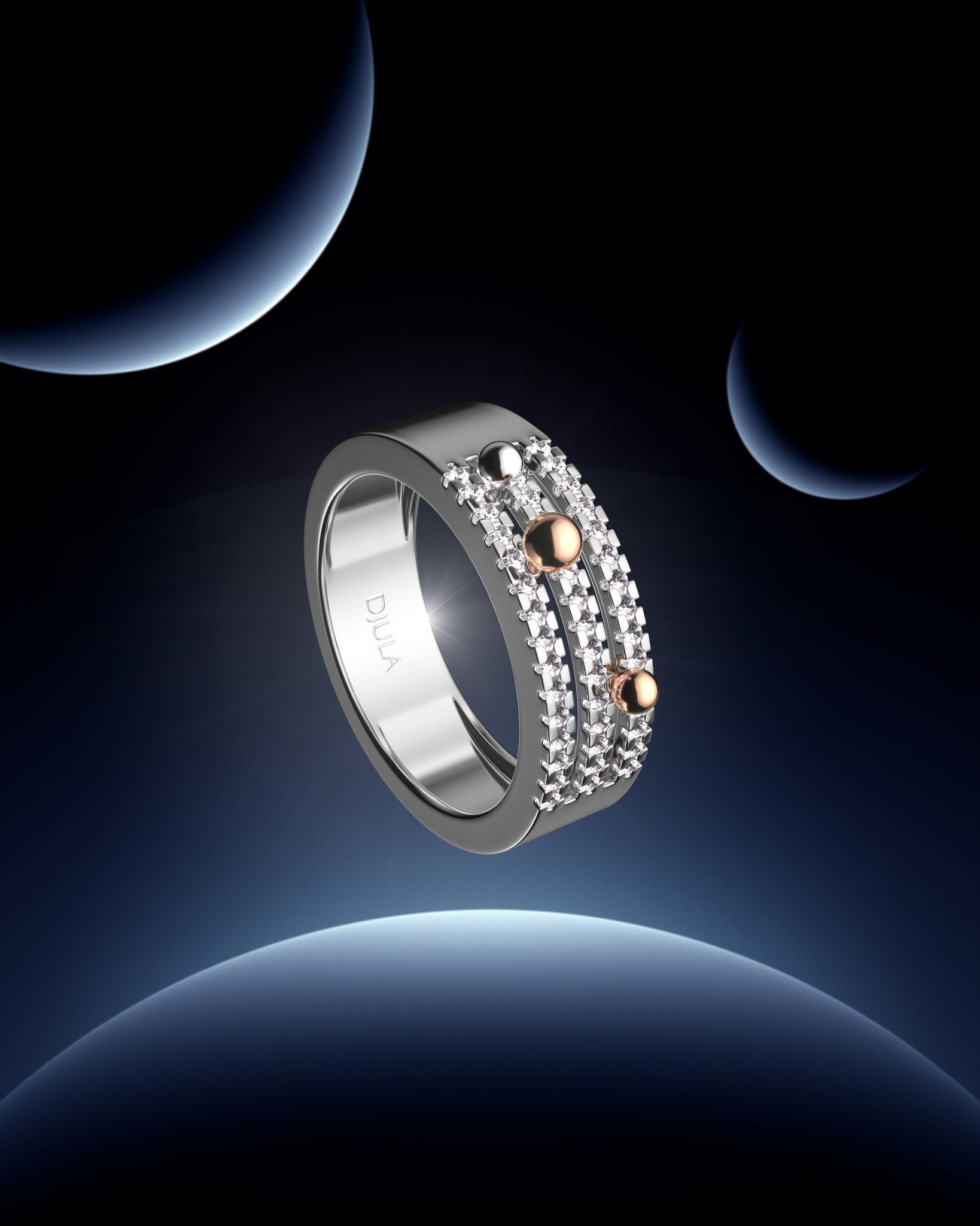 Bague en argent avec diamants et accents dorés sur un fond bleu sur le thème de l'espace.