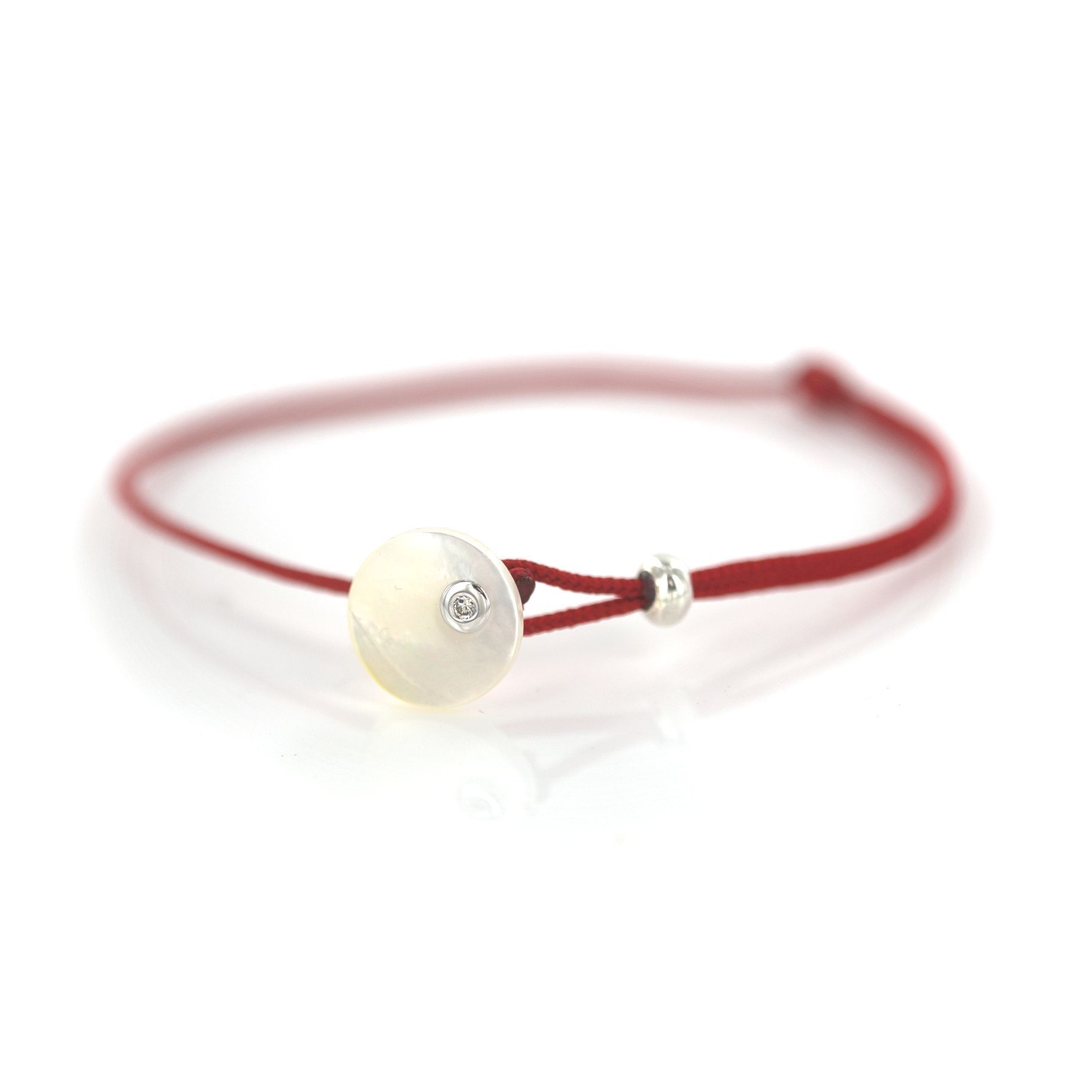 Bracelet cordon rouge avec pierre précieuse blanche et diamant.