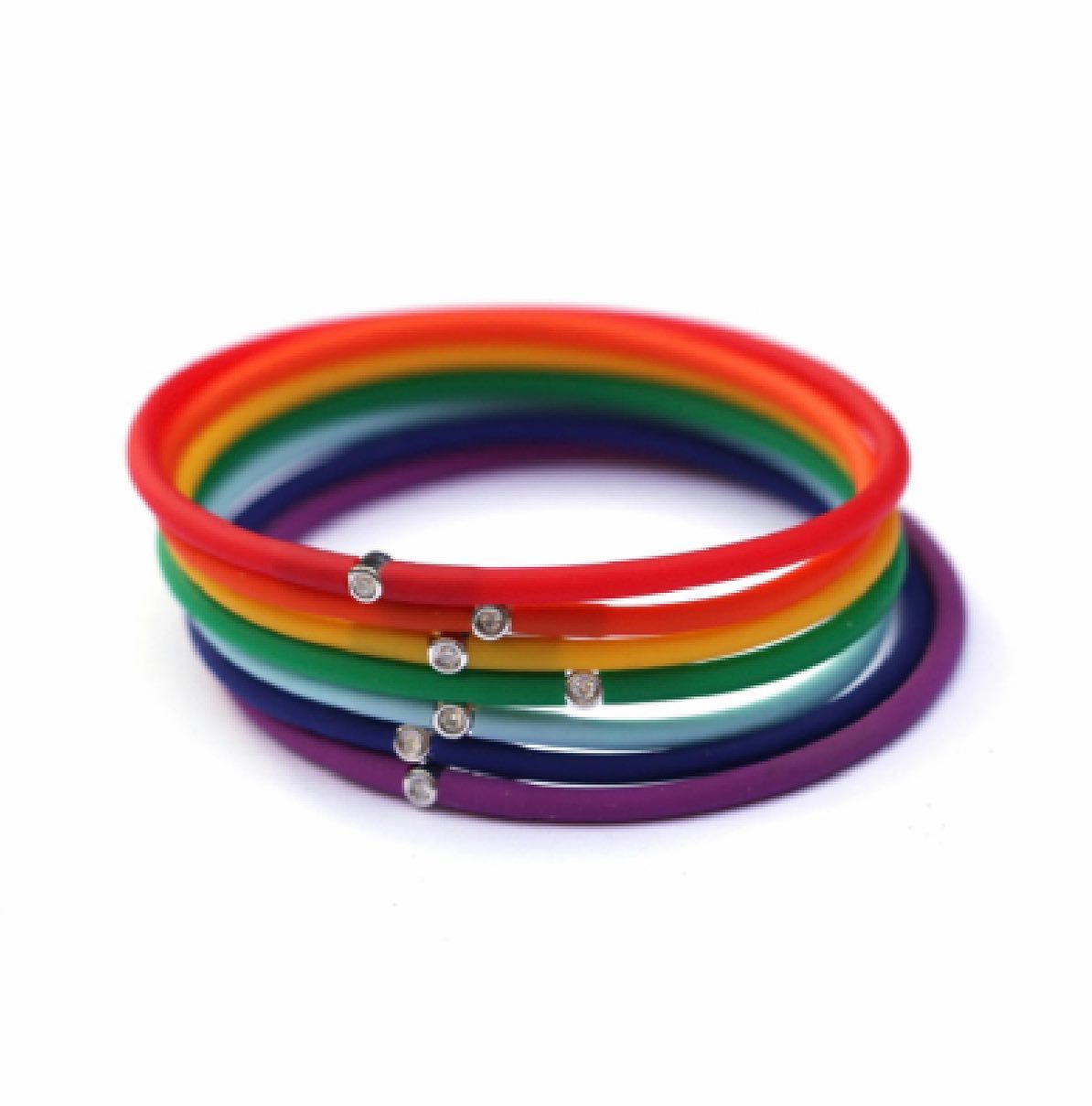 Bracelets aux couleurs de l'arc-en-ciel empilés, avec de petits accents argentés.