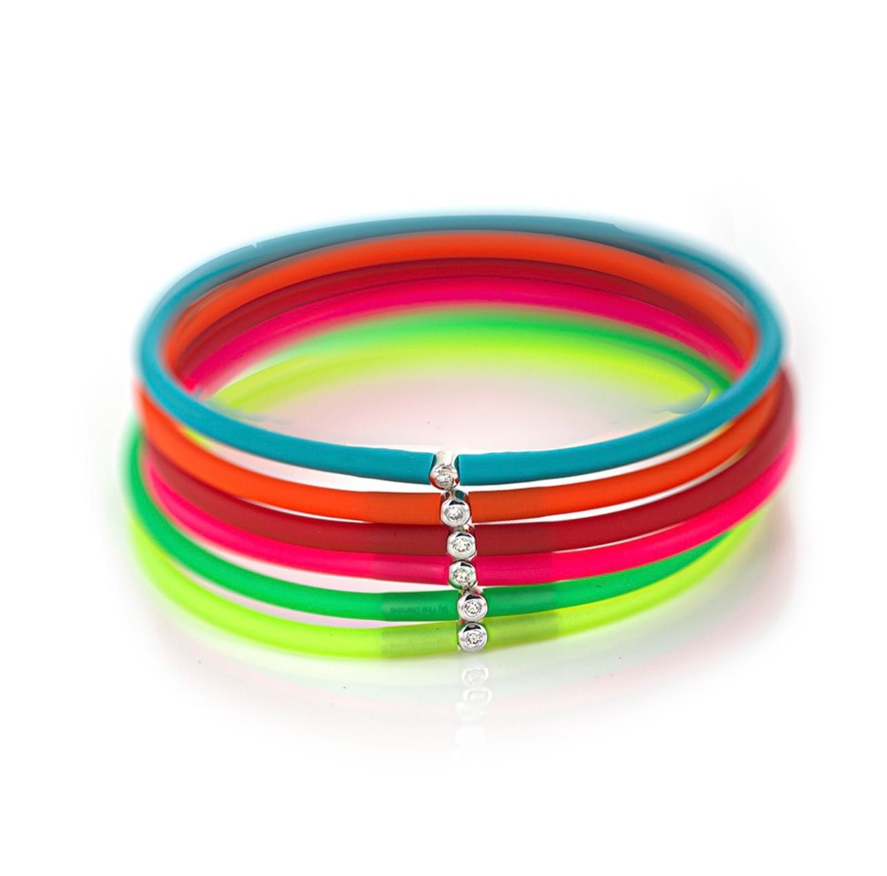 Pile colorée de bracelets avec un fermoir en strass.