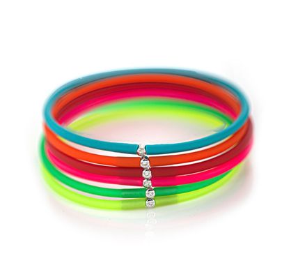 Pile colorée de six bracelets néon avec petit connecteur orné de bijoux.