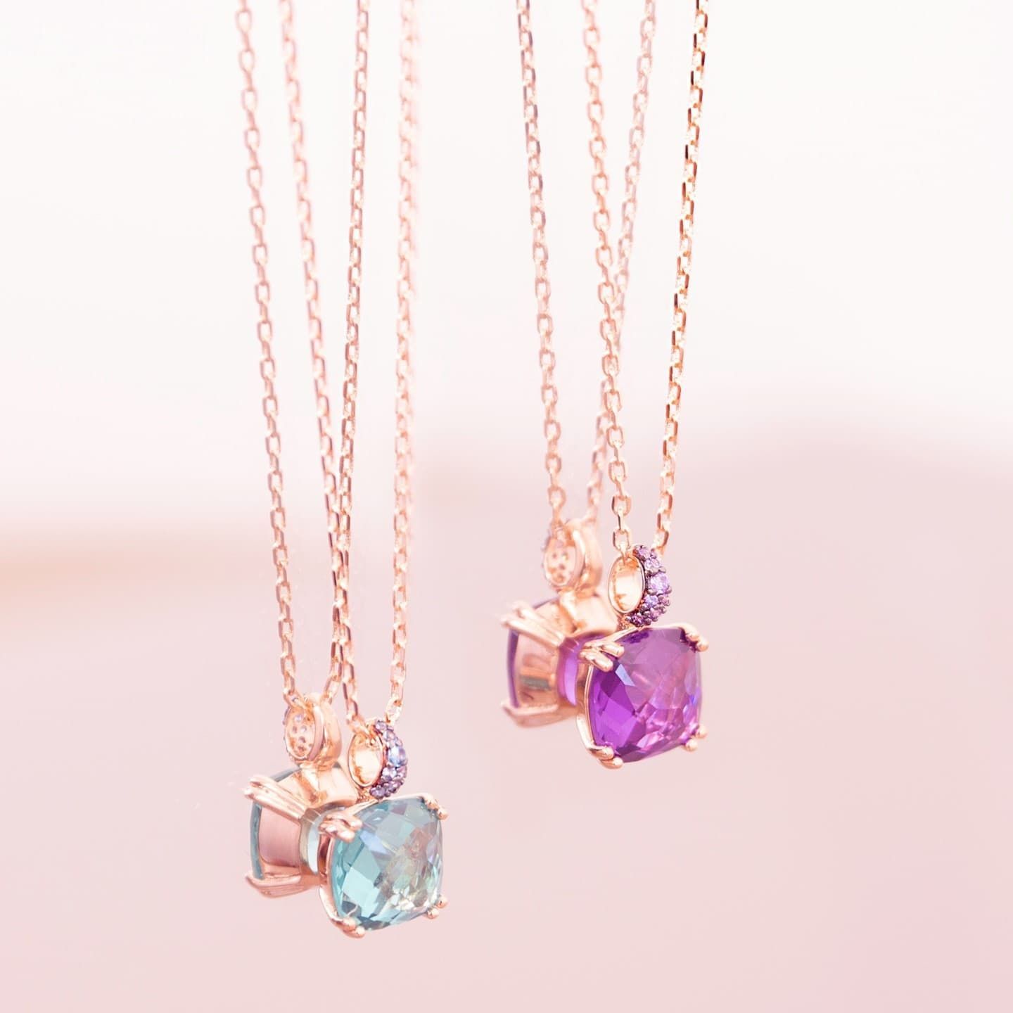 Deux colliers en or rose, chacun avec un pendentif carré en pierre précieuse en améthyste et aigue-marine.