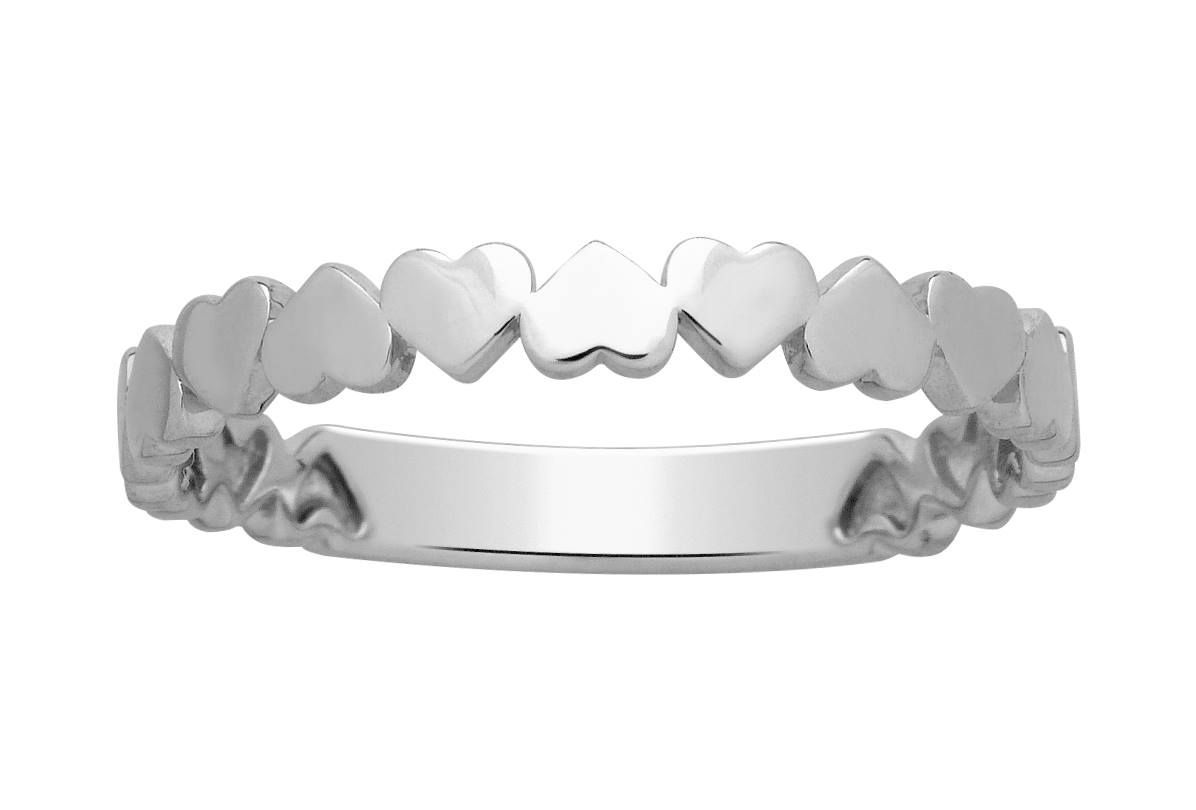 Bague en argent avec un motif de cœur répétitif.