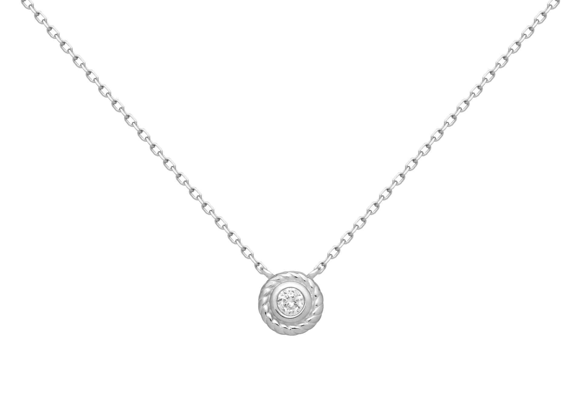 Collier en argent avec un pendentif rond d'une pierre centrale entourée d'un halo de pierres plus petites.