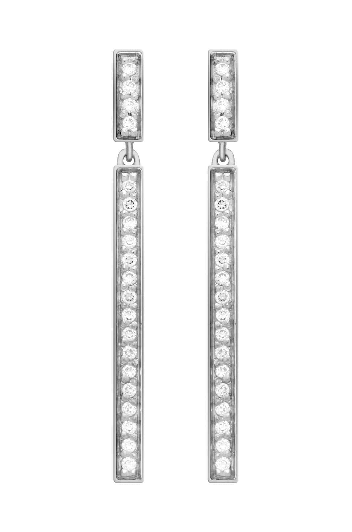 Boucles d'oreilles pendantes en argent avec une rangée verticale de pierres précieuses blanches.