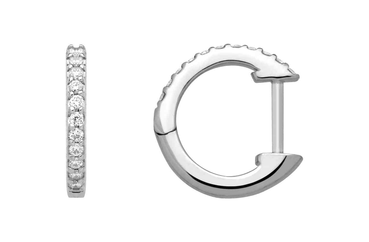Boucles d'oreilles créoles en argent avec pierres transparentes incrustées.