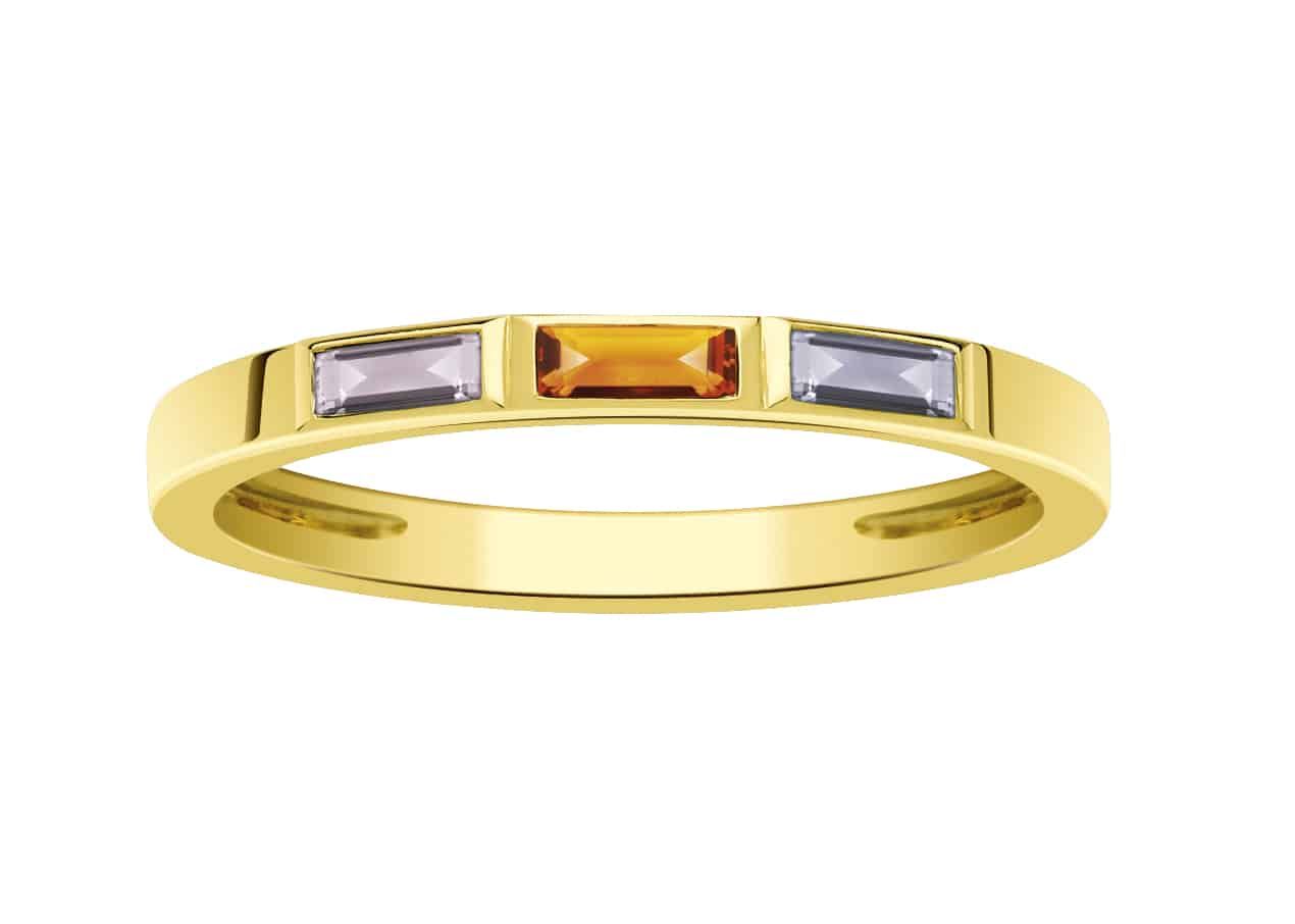 Bague en or avec trois pierres précieuses taille baguette : jaune au centre, lavande à gauche et bleu-gris à droite.
