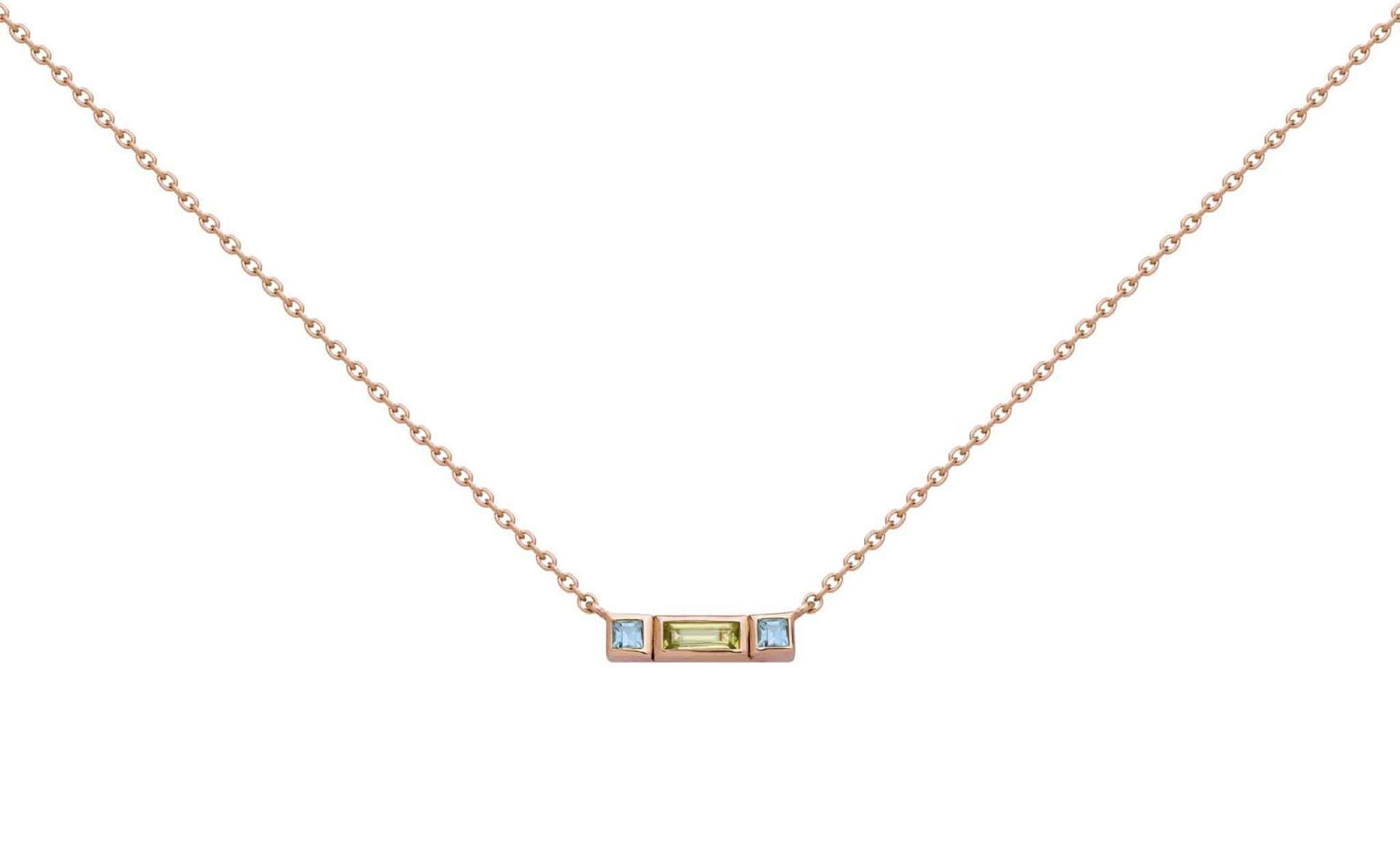 Collier en or rose avec trois pierres précieuses colorées : un rectangle jaune-vert et deux carrés bleu-vert.