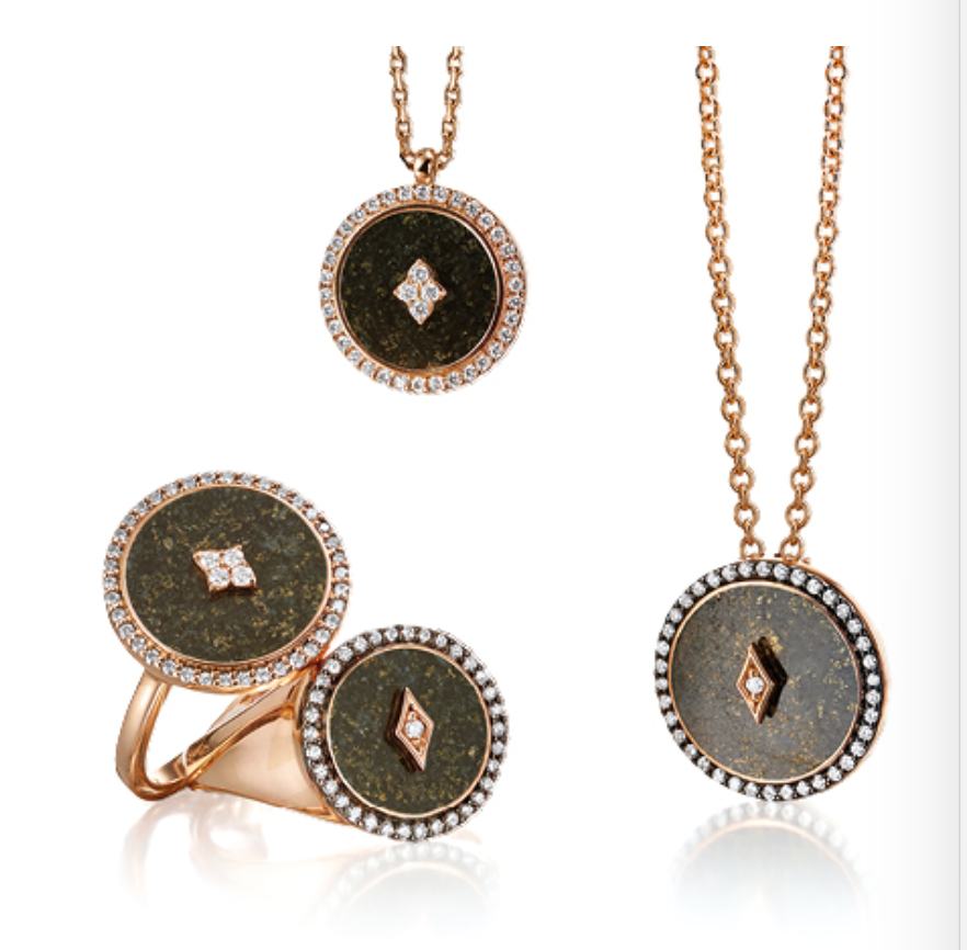 Ensemble de bijoux : colliers, bague et pendentifs en or rose avec pierres centrales circulaires foncées et accents de diamants.
