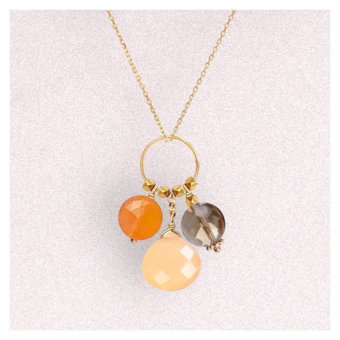 Collier en or avec breloques en pierres précieuses orange, beige et quartz fumé.