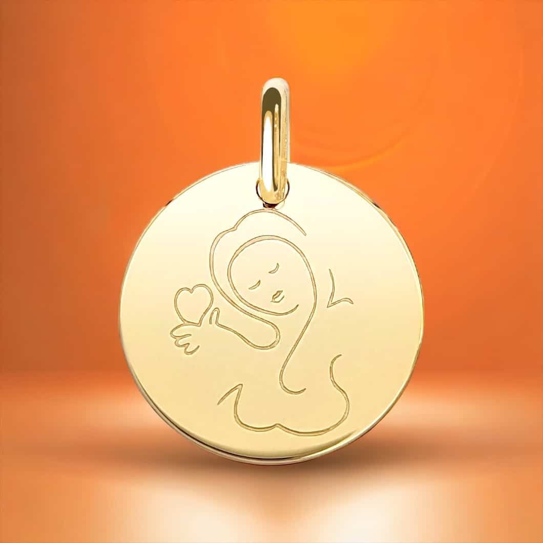 Pendentif Vierge en or avec une figure esquissée tenant un cœur.