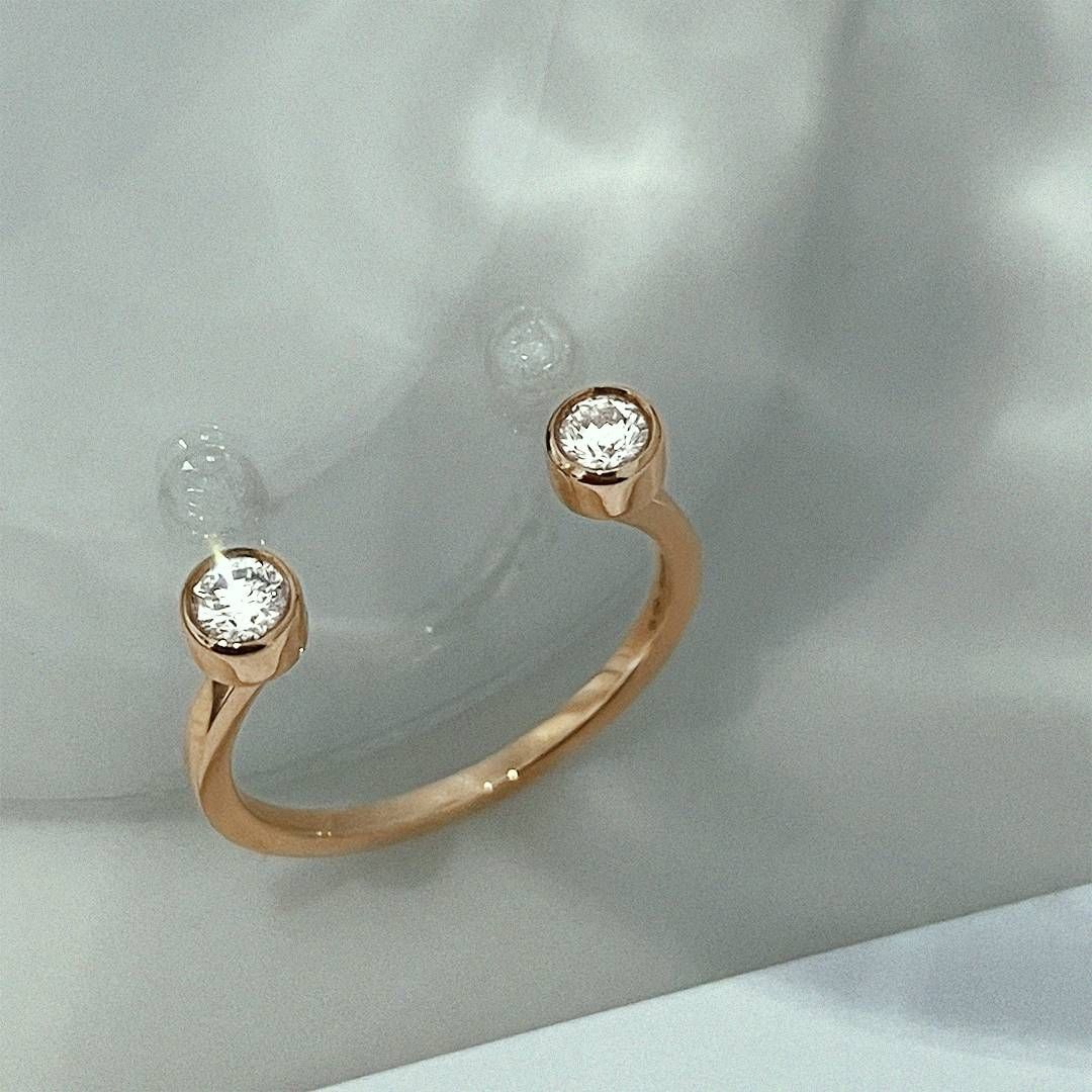 Bague en or rose avec deux diamants sertis clos.