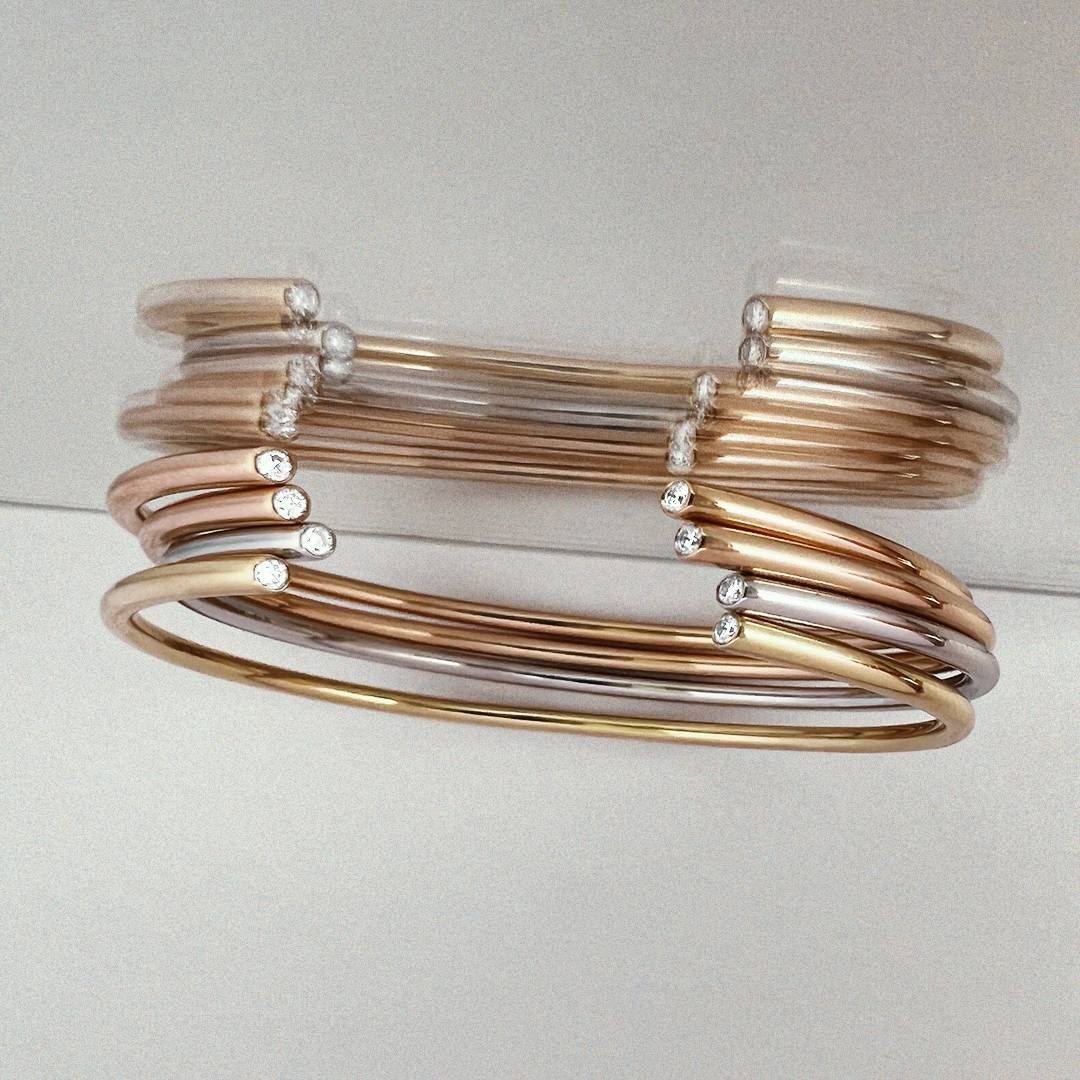 Bracelet jonc en or, argent et or rose avec des accents de diamants.