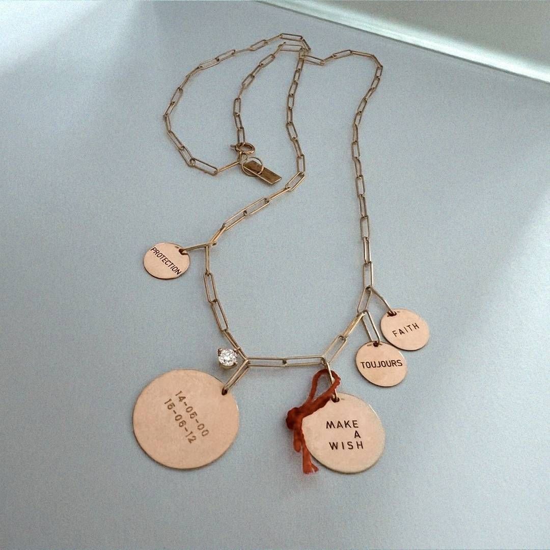 Collier en or avec plusieurs breloques rondes, dont une avec