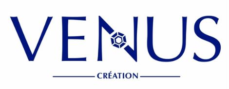 Logo avec le mot « VENUS » en bleu foncé, stylisé avec une pierre précieuse. « CRÉATION » en dessous, en plus petit.