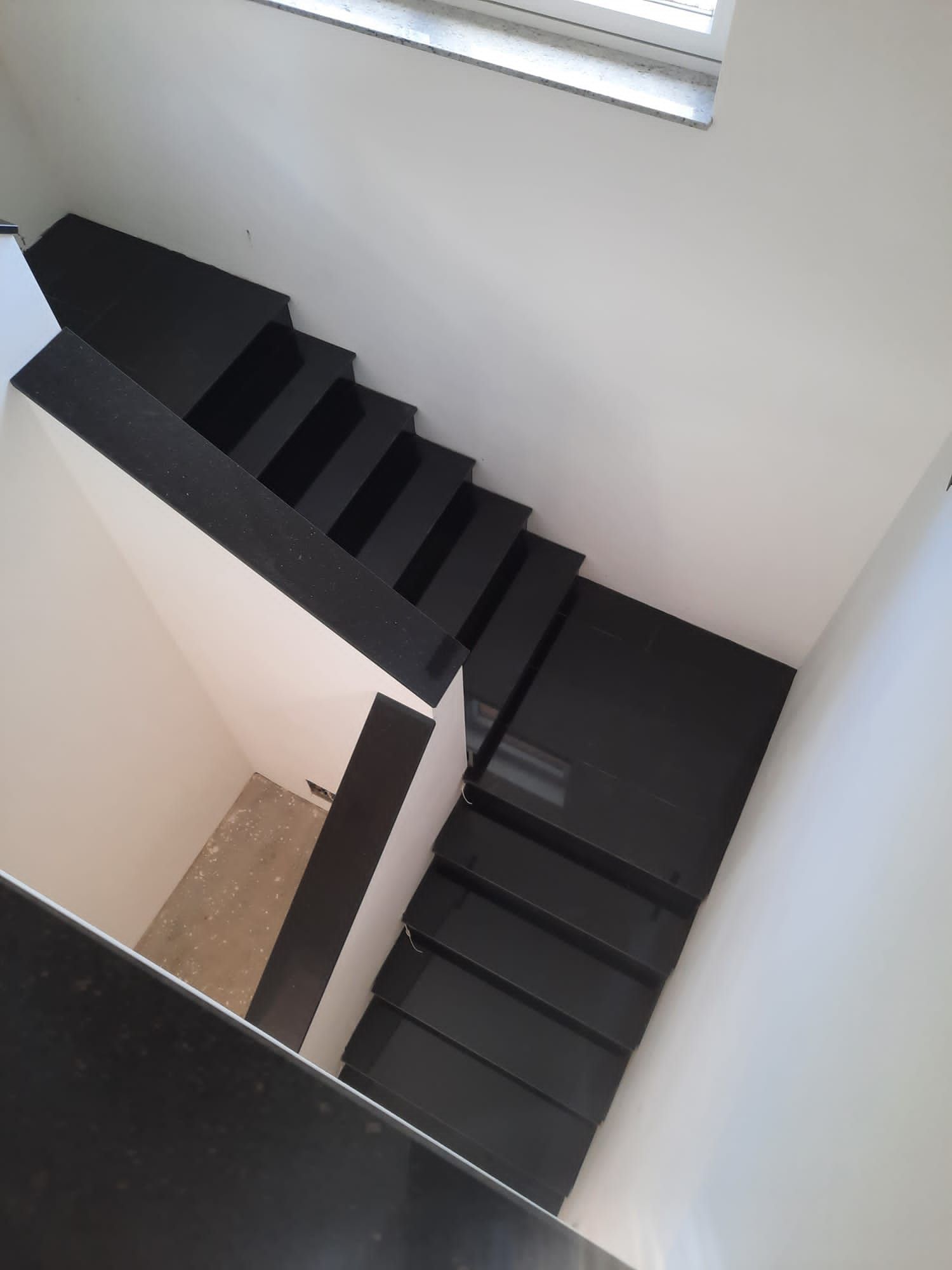 steintreppe schwarz stiegenhaus