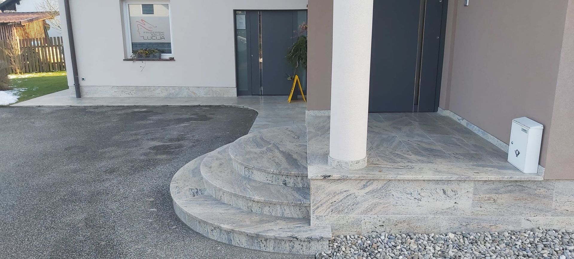 steintreppe in grau marmor