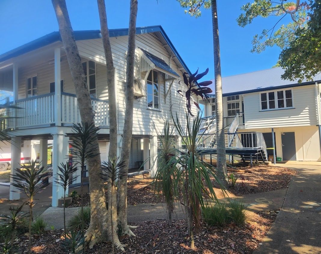 A large white house is surrounded by trees on a sunny day — Painter In Sunshine Coast, QLD