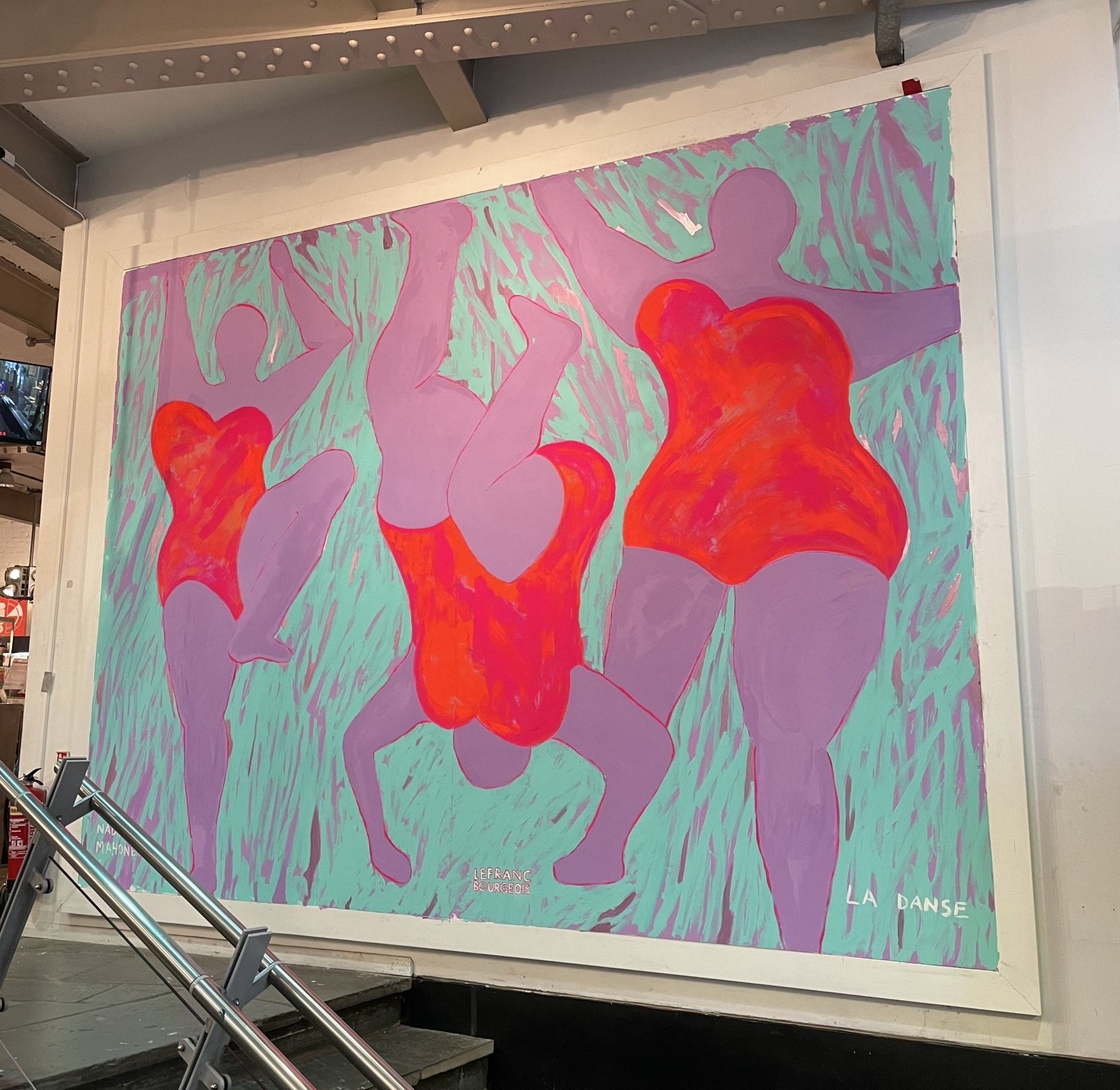  Public art mural by contemporary female artist Nadine Mahoney. Commissioned by London Graphic Centre, Le Franc Bourgois Paints and Col Art UK