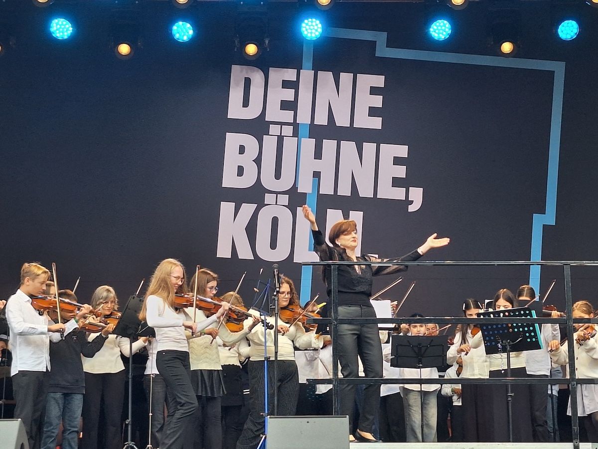 Mädchen spielt Blockflöte