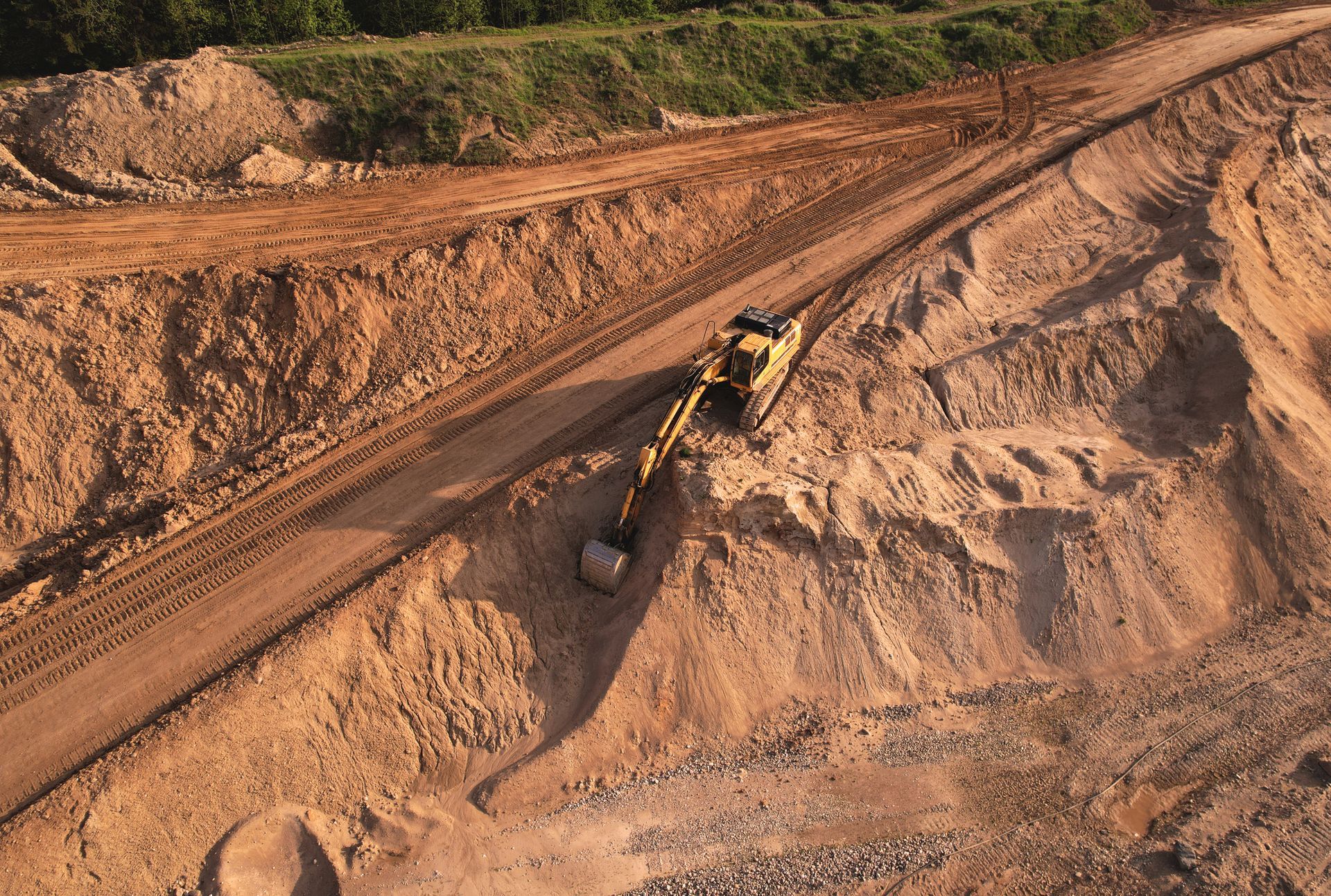 Una vista aérea de una excavadora moviendo tierra en una cantera.