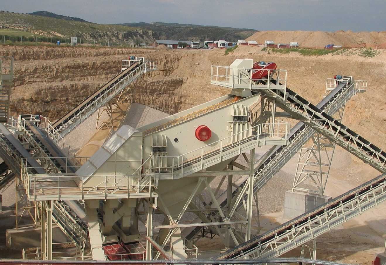 una vista aérea de un tractor arando un campo.