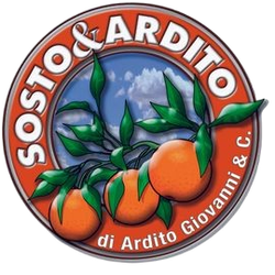 Logo SOSTO & ARDITO con arance e foglie verdi in un emblema circolare rosso e argento.
