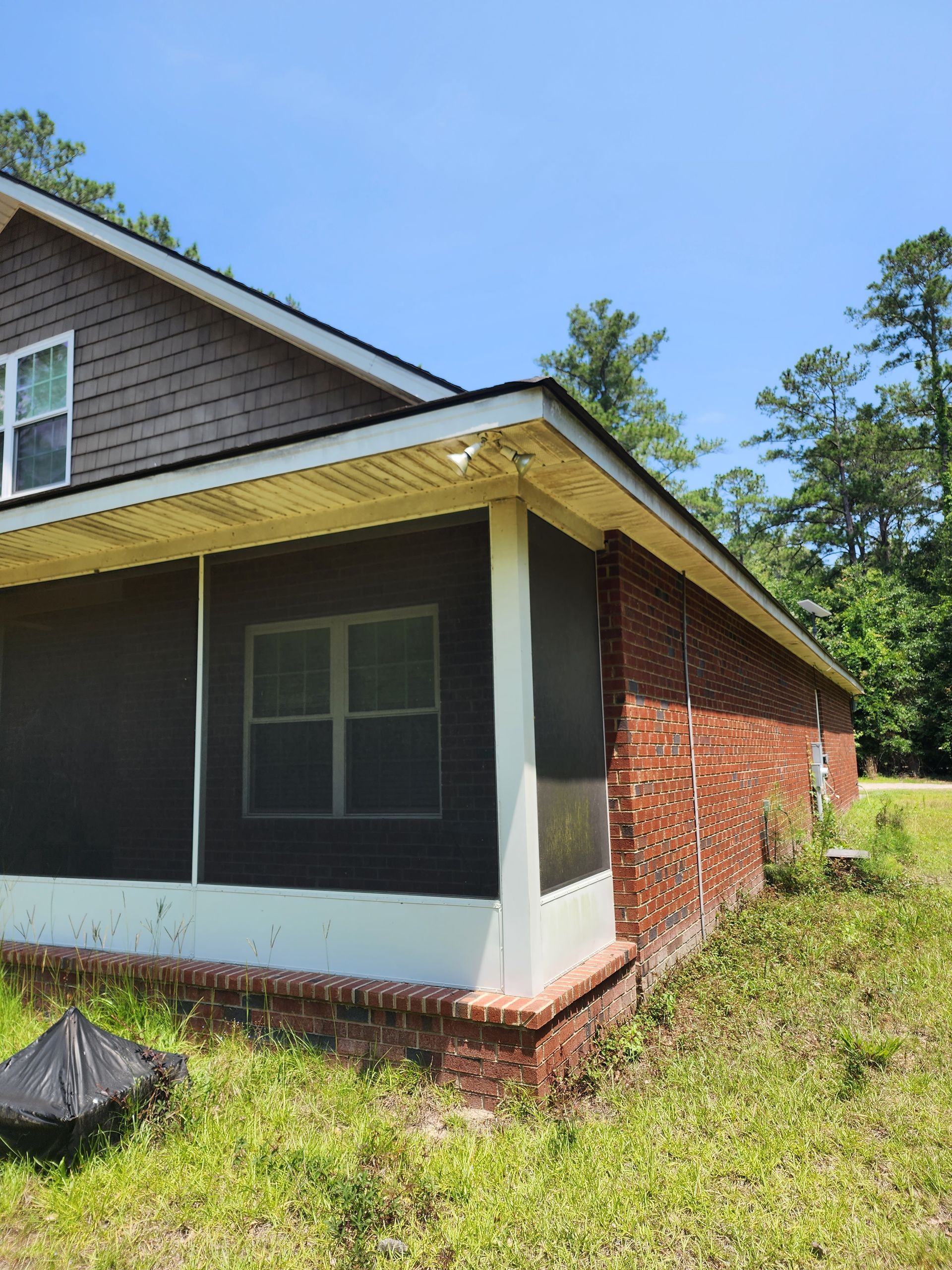 Brick House Before SPUSA Pressure washing service